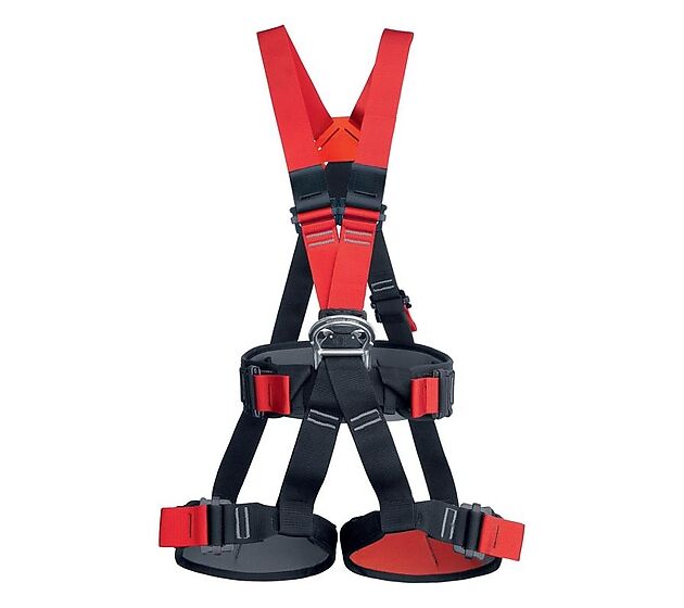 W0050BR Usuario utilizando el arnés TARZAN ECONOMIC en parque de aventura